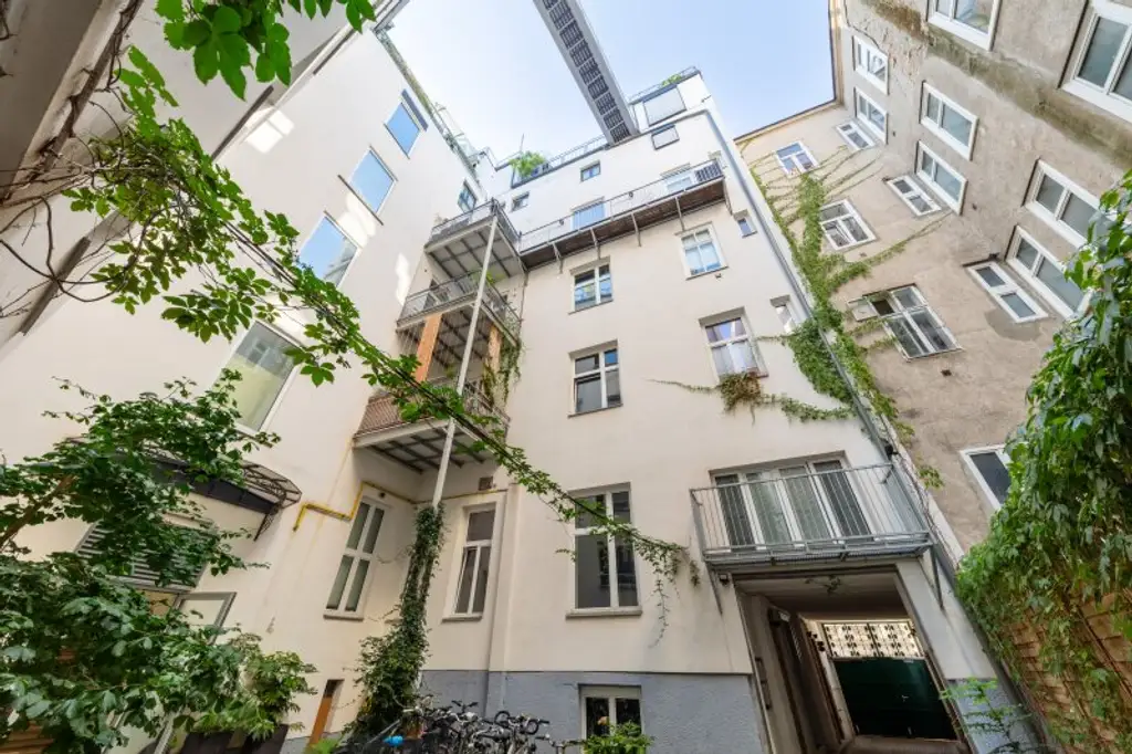 Stilvolle Loft-Wohnung mit Westbalkon & Premiumausstattung in historischem Fabriksgebäude