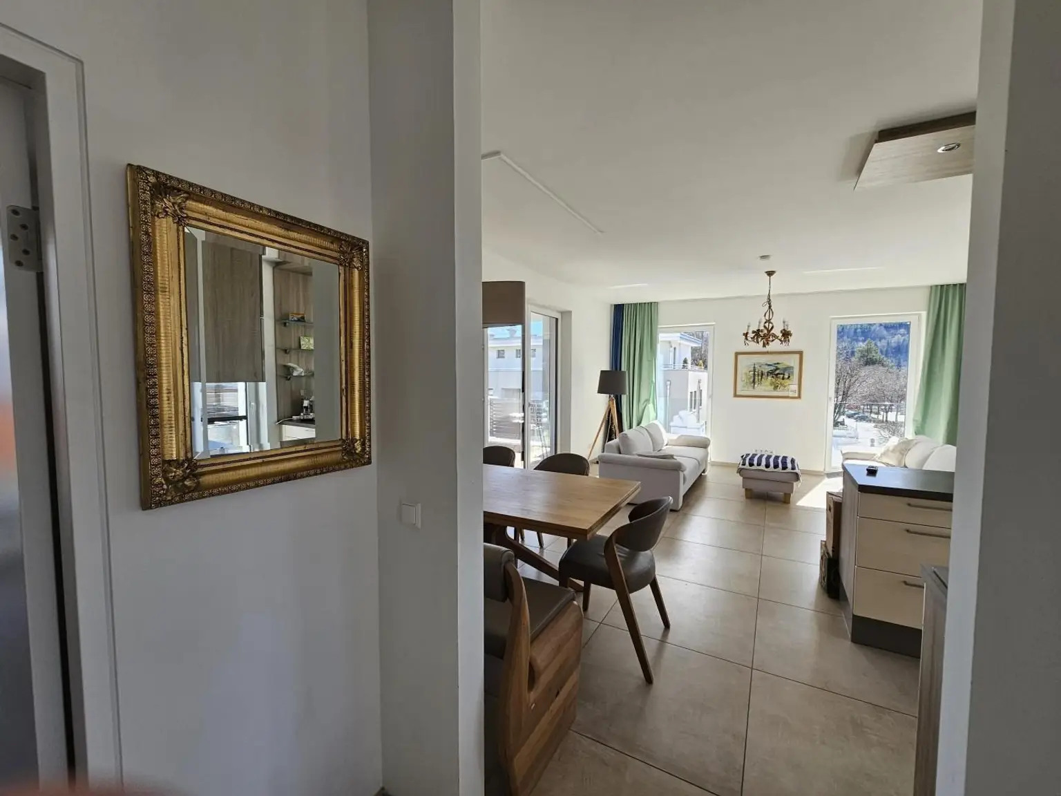 Blick vom Vorraum ins Wohnzimmer