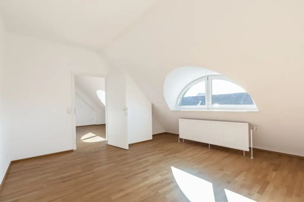 TOP ANGEBOT! Helle 4-Zi.-DG-Wohnung im 16. Bezirk! inkl. 2 Stellplätzen!