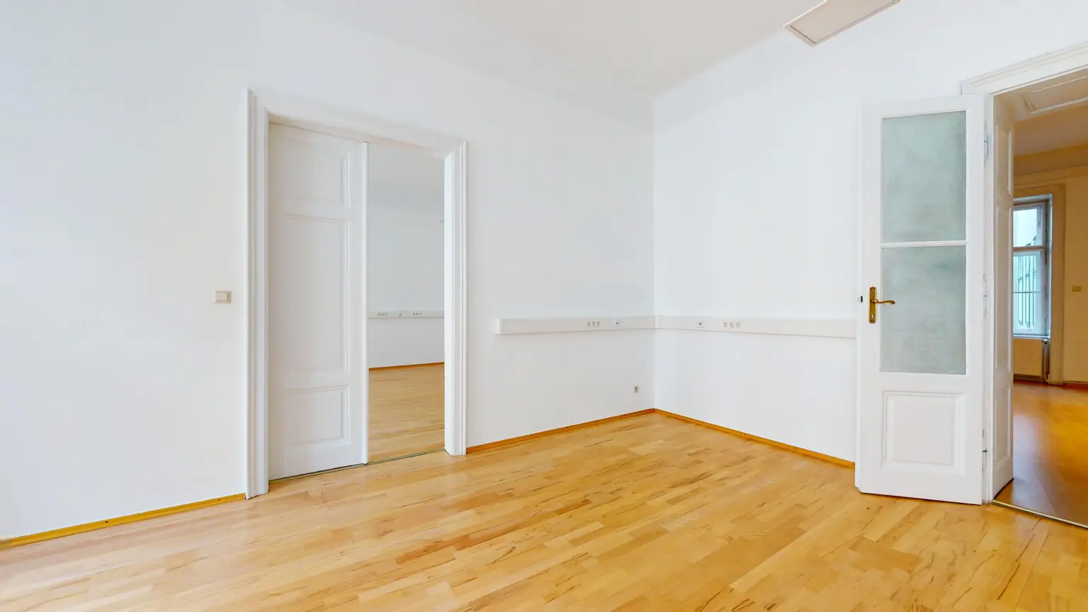 Elisabethstraße: Büroräumlichkeiten in repräsentativem  Altbau - EDV-Verkabelung - U2/U3-Anbindung - Burggarten Nähe