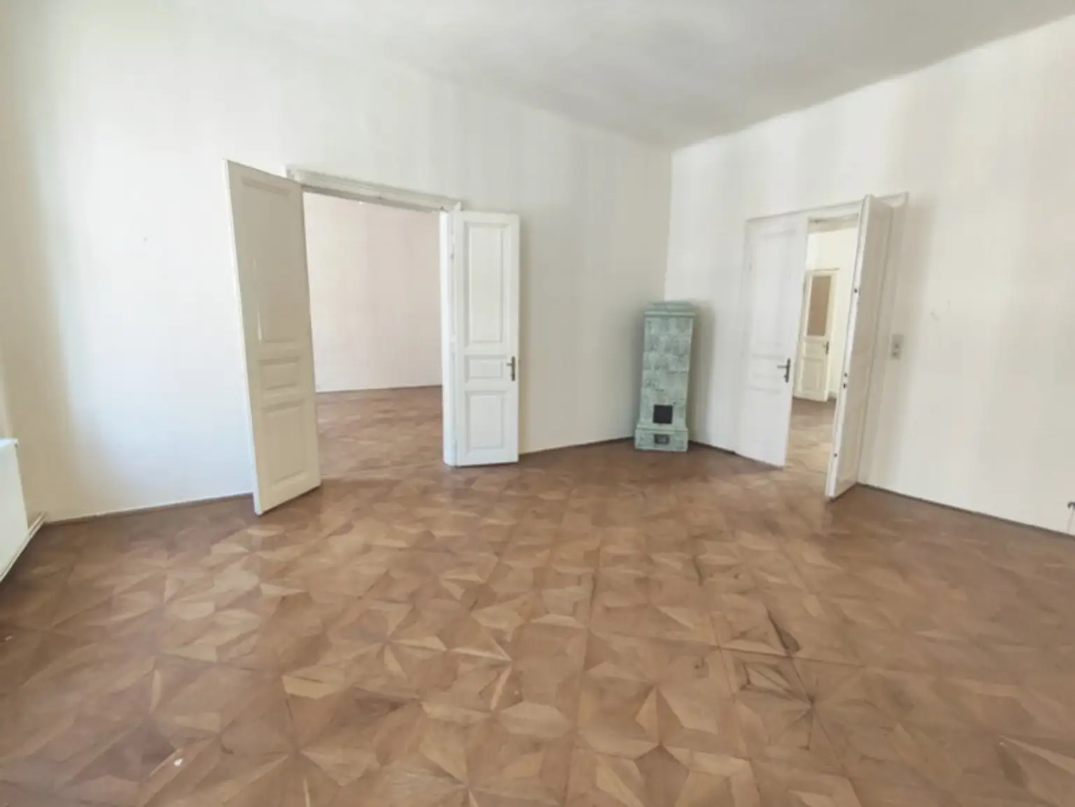 Hörlgasse! Großzügige Altbauwohnung zum selbst gestalten im 3. Liftstock in zentraler Citylage!