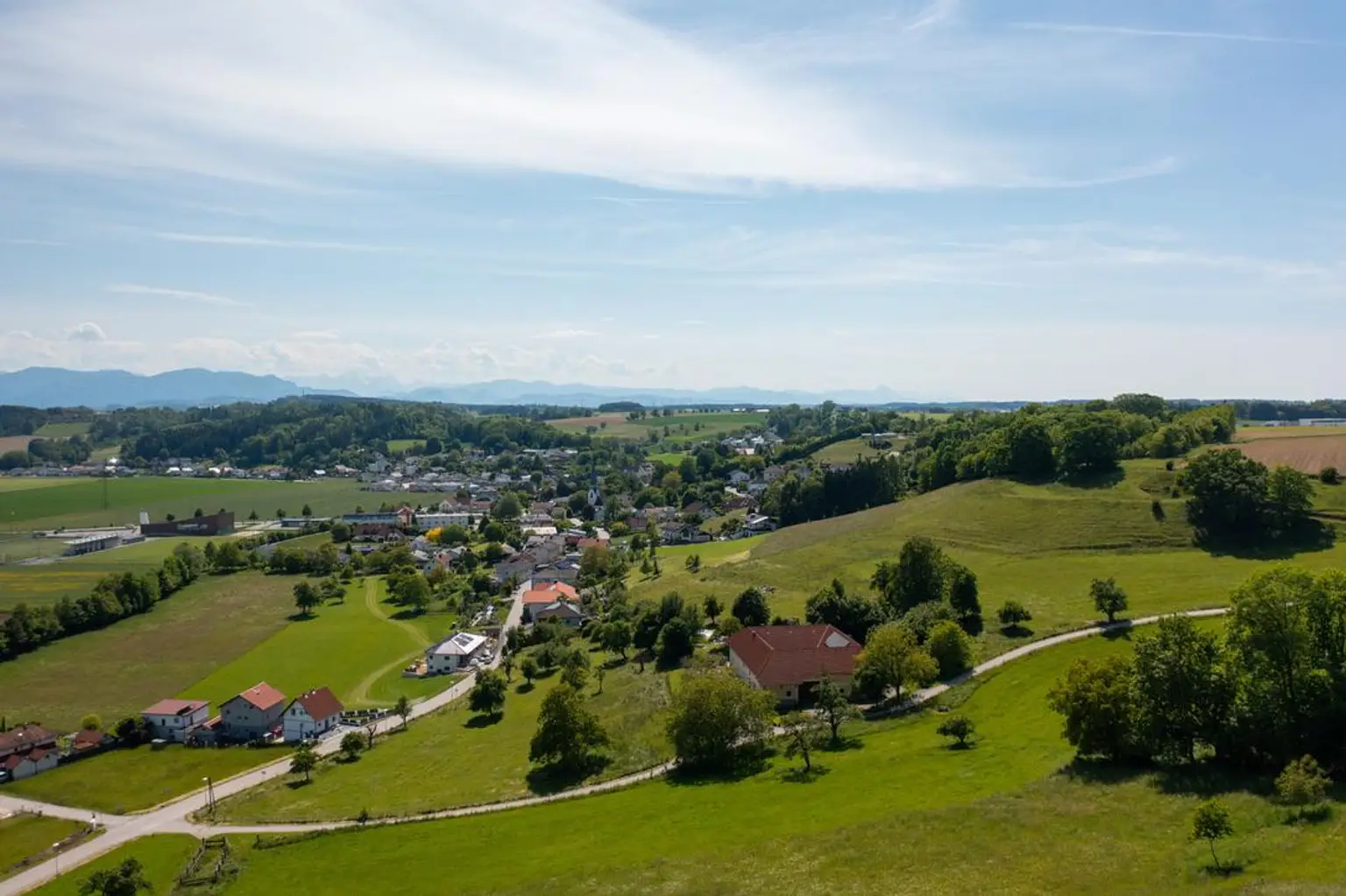 Uneinsehbares Wohnjuwel mit 7.984 m² Grundstück – einzigartiges Naturparadies mit herrlichem Panoramablick am Heuberg in Dietach!