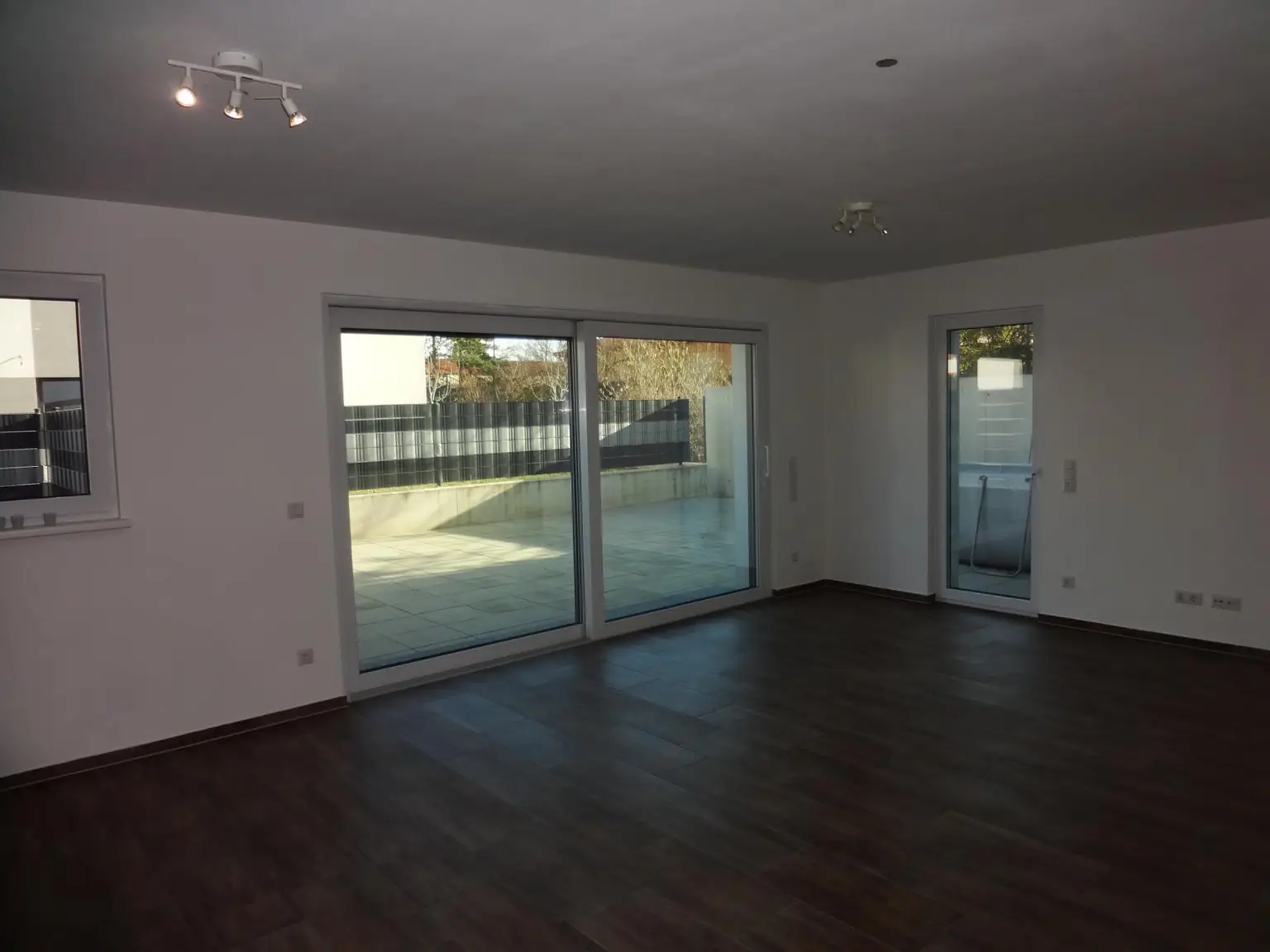 Wohnzimmer mit Essplatz und Küche