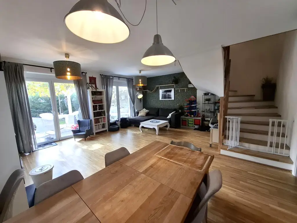 Neuwertige Doppelhaushälfte mit TOP Ausstattung in ruhiger Ortsrandlage