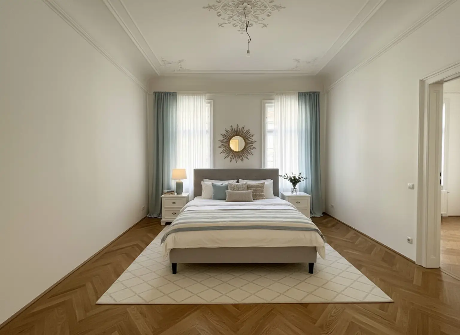 ERSTBEZUG NACH GENERALSANIERUNG: Einzigartige helle Altbauwohnung mit Stuckdecken in ruhiger Lage und einem kleinen Balkon