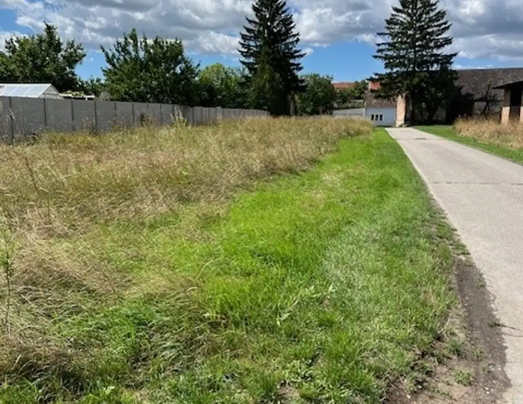 Eckgrundstück, Bauland Wohnen und Bauland Agrar
