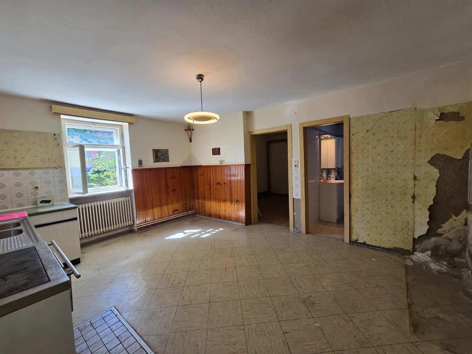 Küche Blick Richtung Speis und Badezimmer