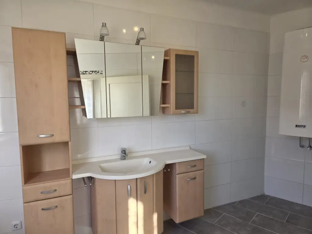 „NUR 25 MINUTEN von WIEN!“ EIN- ODER ZWEIFAMILIENHAUS – schönes ECKGRUNDSTÜCK