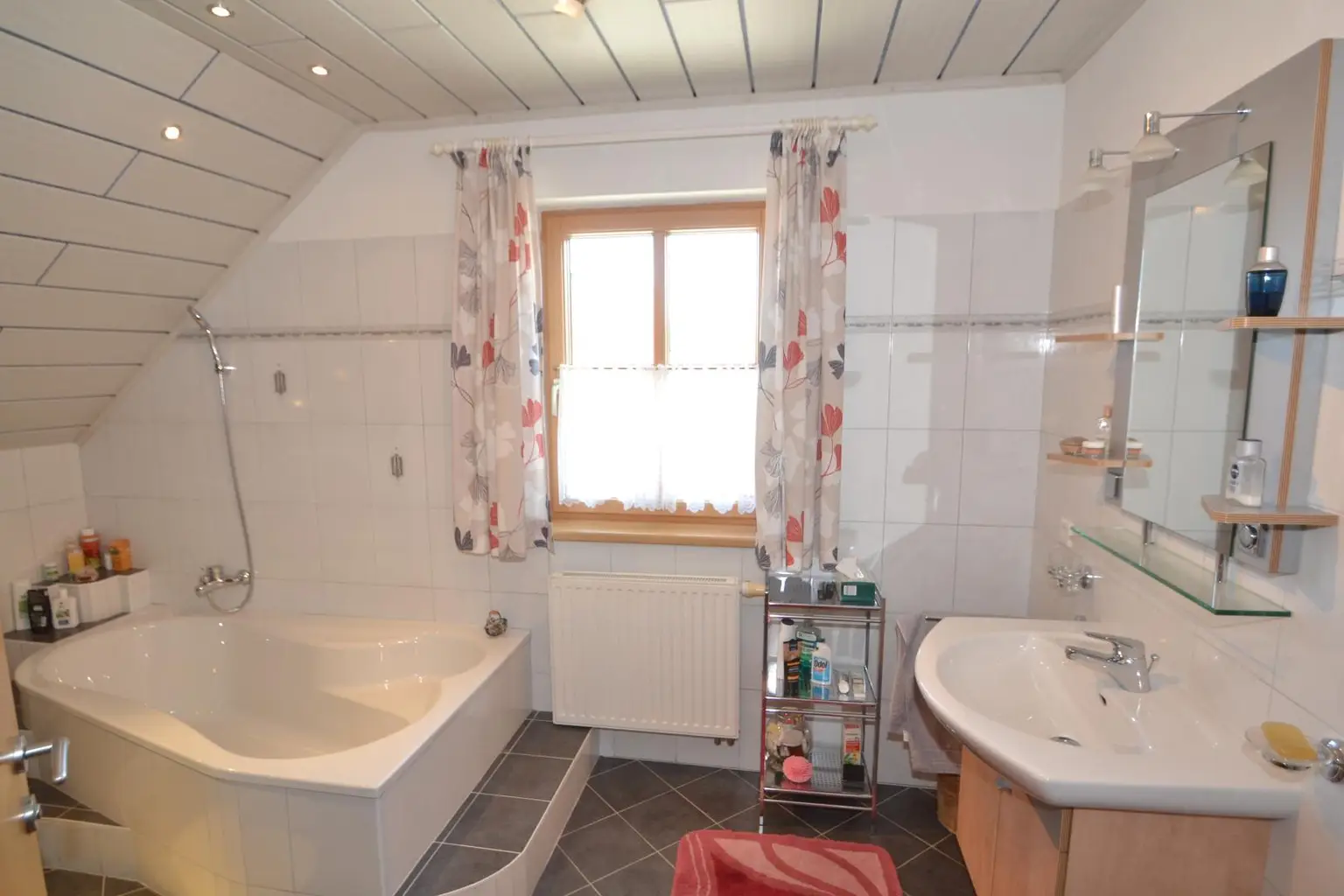 Badezimmer im Obergeschoß