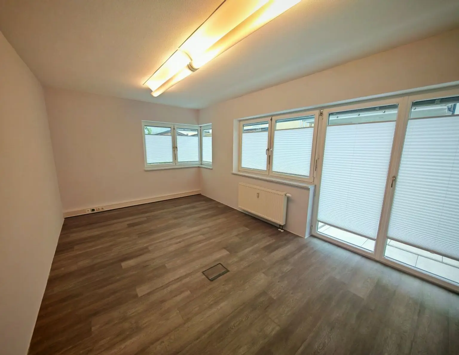 Variable, ebenerdige und helle Büro-/Geschäfts-/Ordinationsfläche mit Schaufenster im Zentrum von St. Johann im Pongau