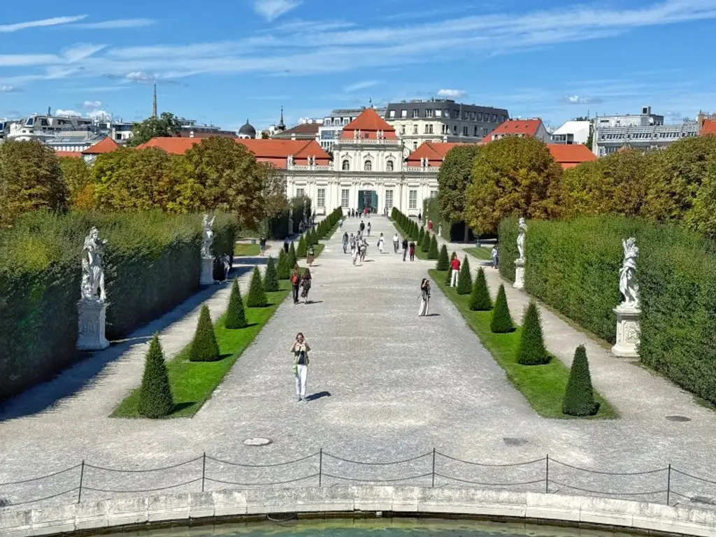 Luxus pur im Herzen von Wien: Großzügige 4-Zimmer-Wohnung mit Balkon und Tiefgaragenplatz
