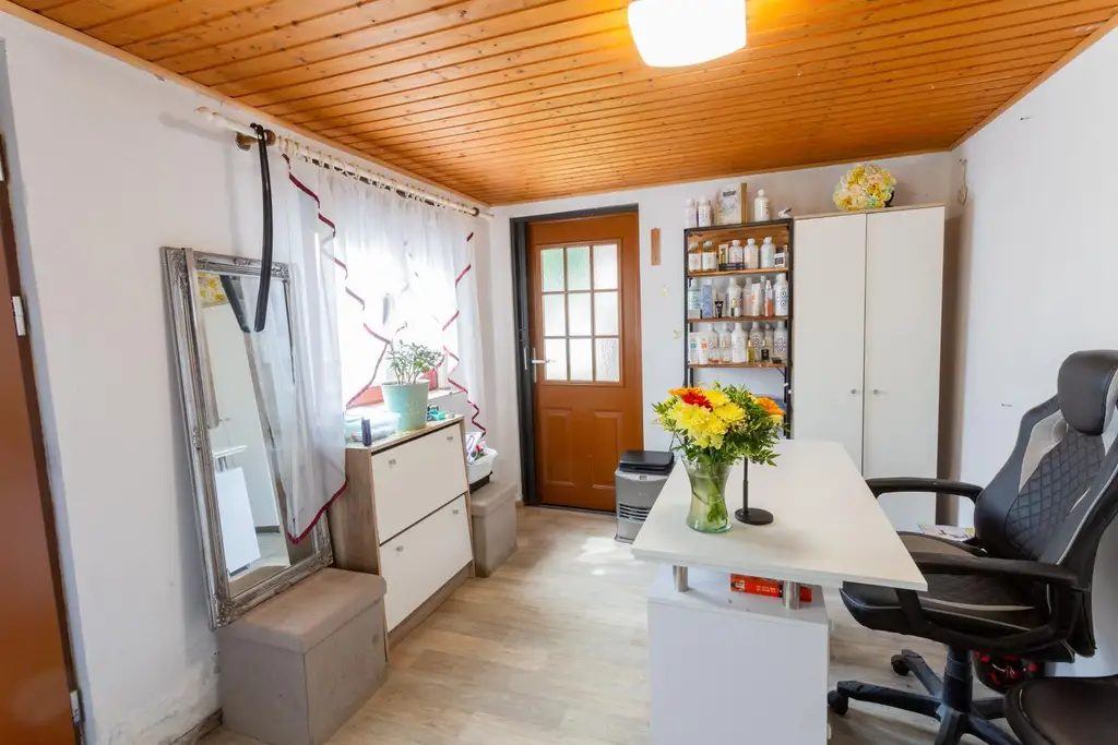 Wohnen in Krems: Gepflegtes Haus mit Garten und Garage