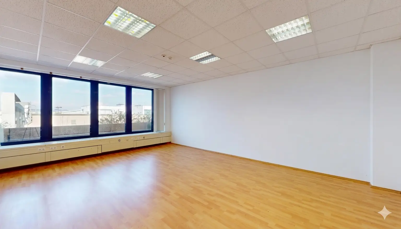 Helle Bürofläche mit großzügigen Fensterflächen für produktives Arbeiten
