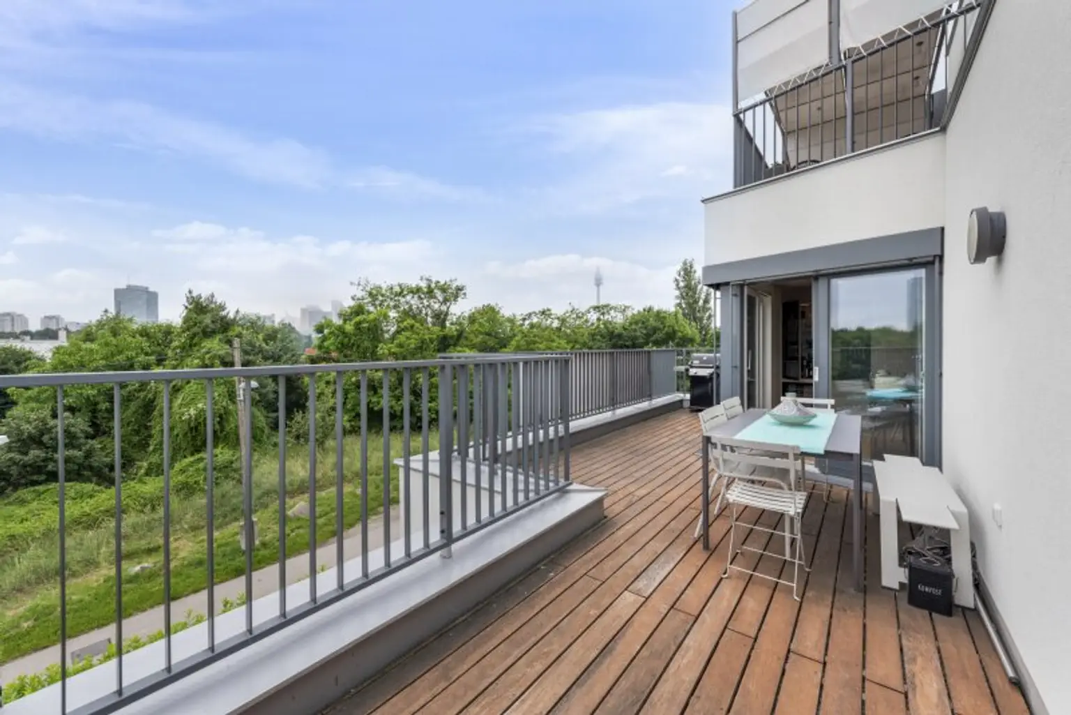 Rarität und Wohntraum! Dachgeschosswohnung mit südwestseitiger Terrasse an der oberen Alten Donau auf Eigengrund! Garagenplatz inkludiert