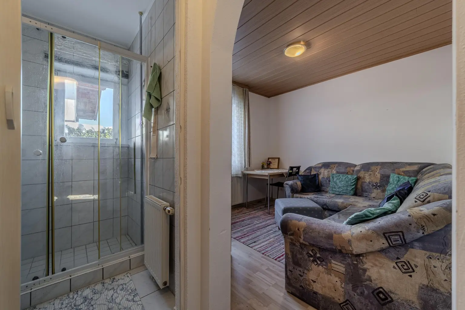 Schlafzimmer mit Dusche