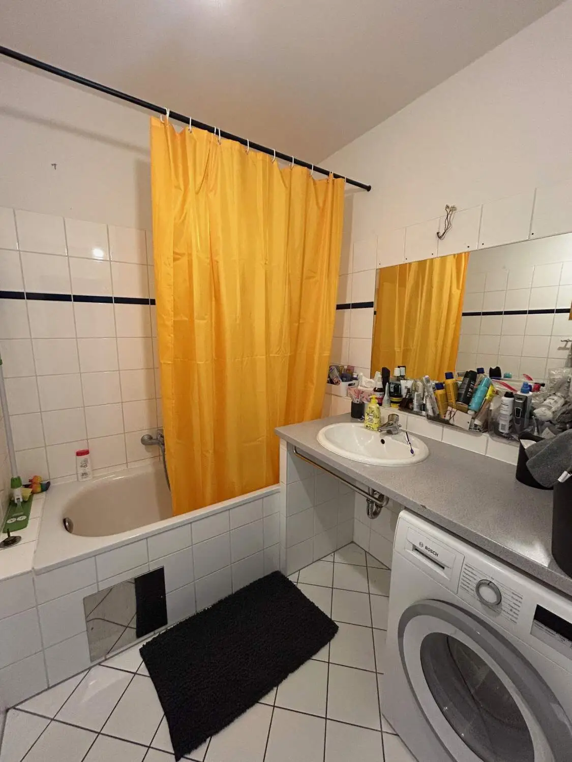 Geräumige 2-Zimmer-Wohnung im Dachgeschoss mit hofseitiger Terrasse
