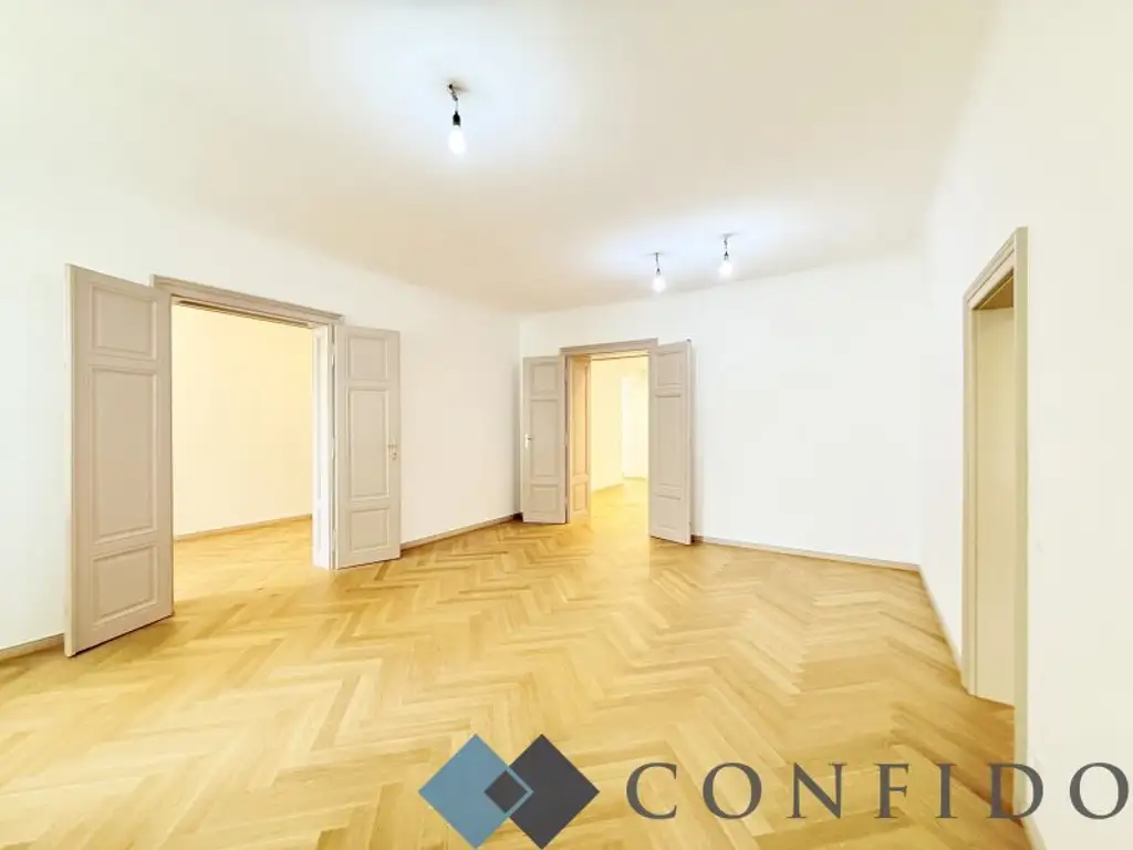 AM HEUMARKT - Traumhafte 4 Zimmer Altbauwohnung in großartiger Lage!