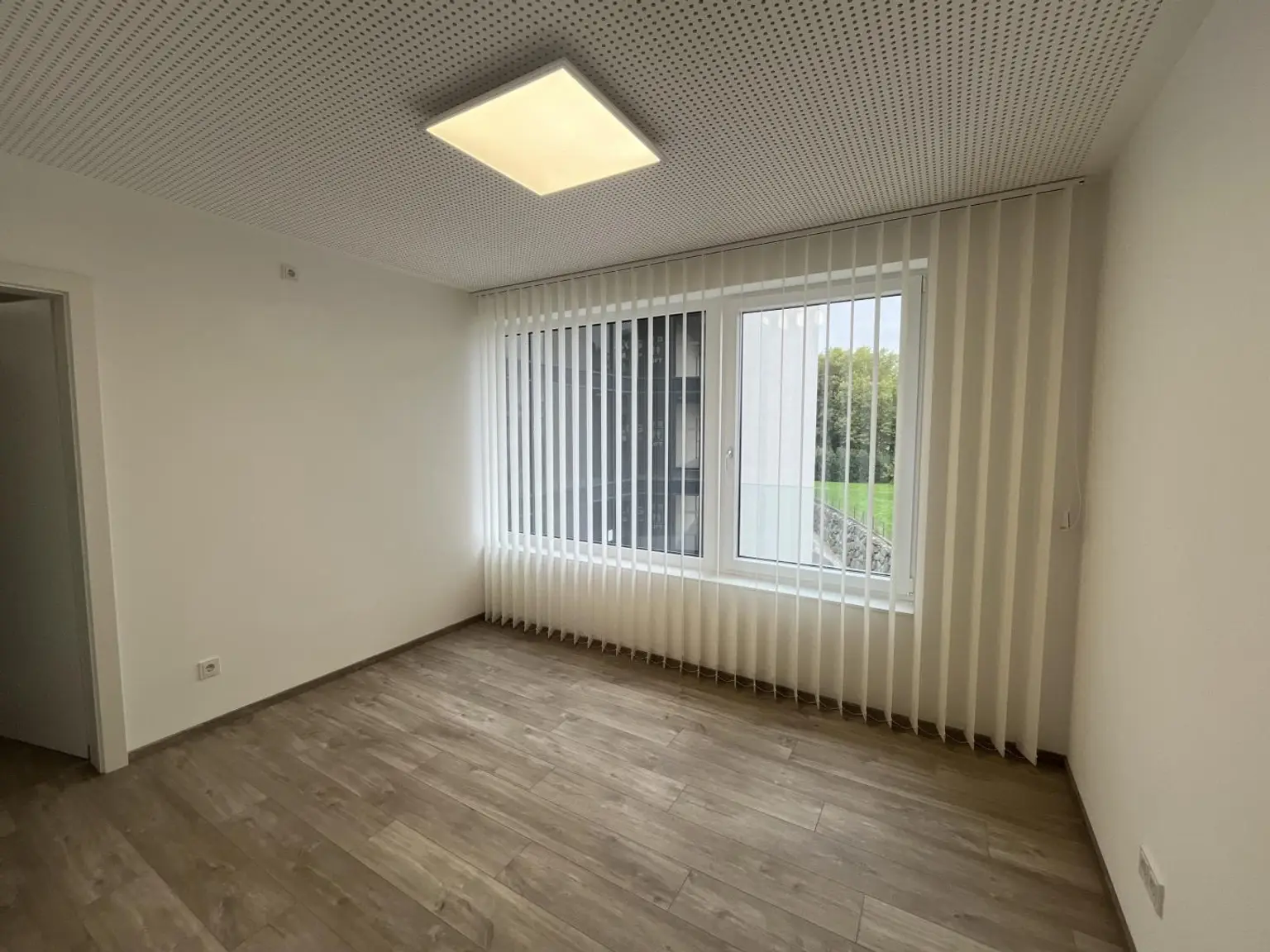 Zentral gelegenes Büro mit Top-Anbindung und Tiefgaragenplatz!