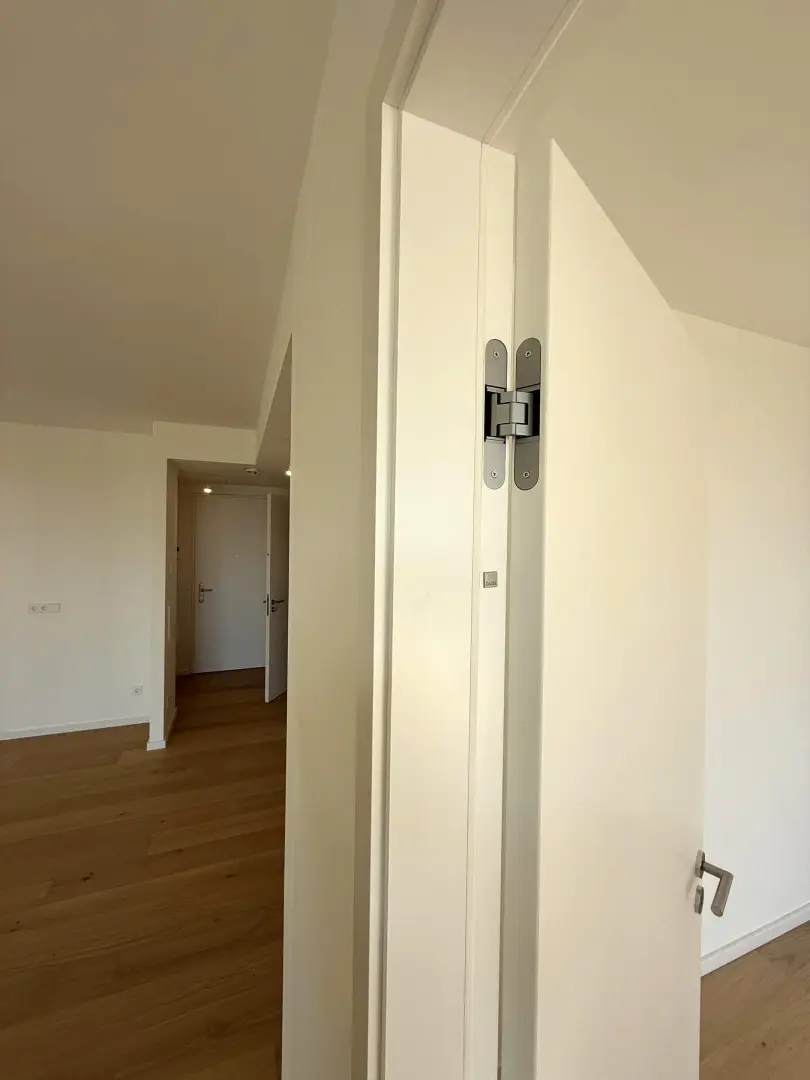 Kleine Perle im ultramodernen Wohnhaus mit Pool am Dach zu mieten // Small gem in an ultra-modern apartm. building with pool on the roof for rent //