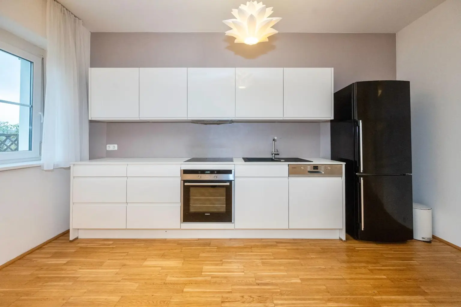 93,78 m² WOHNFLÄCHE – 72,32 m² GARTEN/TERRASSE – SOFORT VERFÜGBAR! Moderne Erdgeschosswohnung mit Garten/Terrasse und Parkplatz in zentraler Ruhelage!