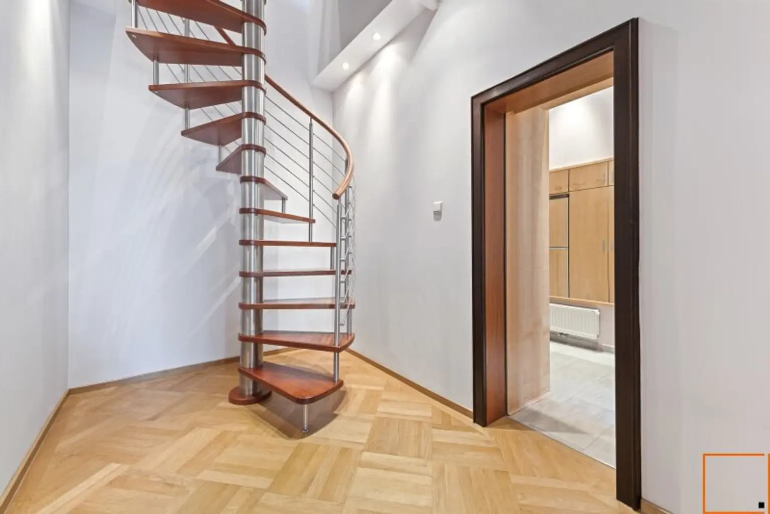 In Bestlage nahe Karmelitermarkt: Zentral begehbare Maisonette-Altbauwohnung in sehr gepflegtem Zustand und freiem Blick