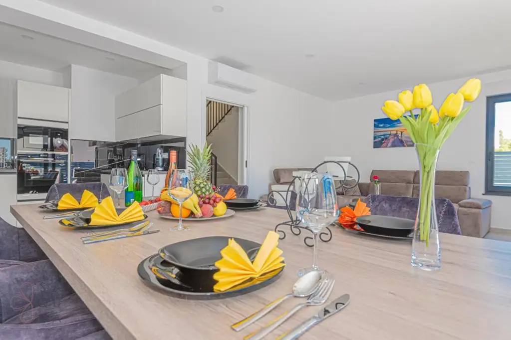 Modernes Wohndomizil mit Stil – Halbvilla mit Pool in Vodice