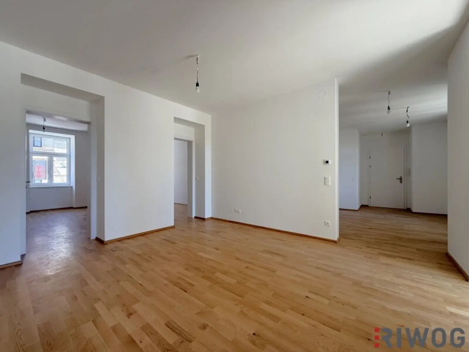 NEUER PREIS - SOMMERAKTION | 3-Zimmer Altbauwohnung mit großem innenhofseitigem Balkon im 1. Liftstock | ERSTBEZUG NACH SANIERUNG