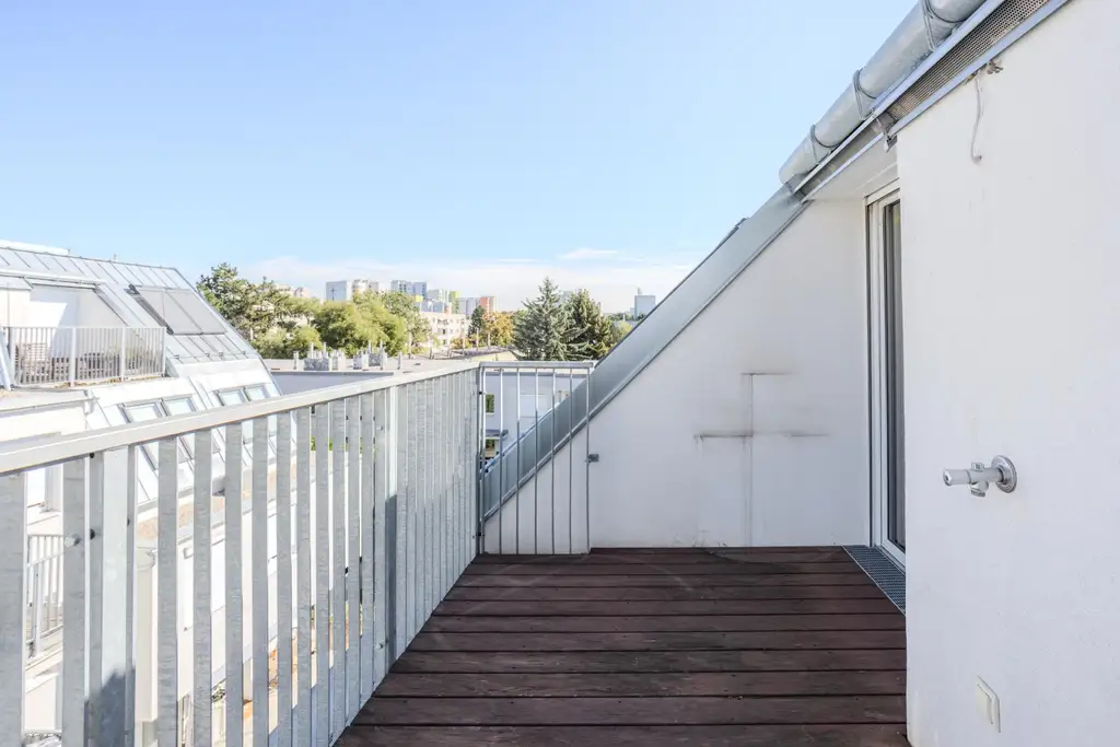 "Helles Dachgeschoss, Garage, Klima nähe U1"