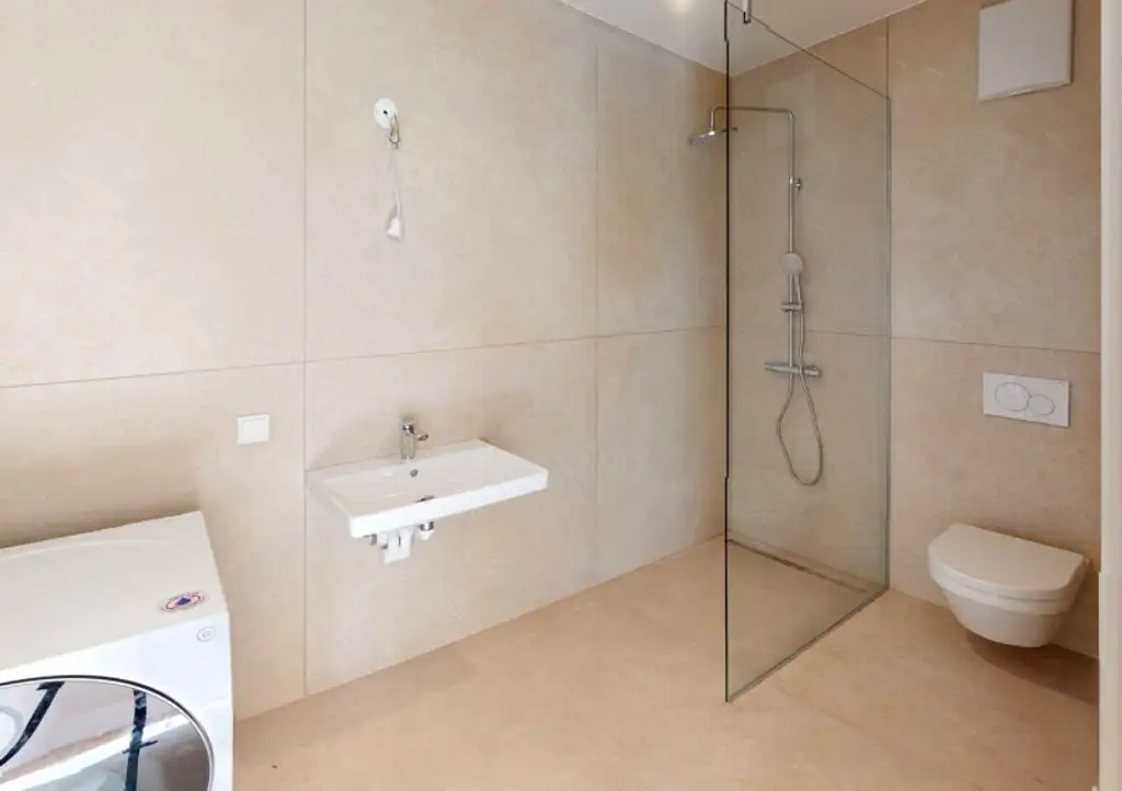 Erstbezug: 3-Zimmer-DG-Wohnung mit Terrasse (Kurzzeitvermietung gestattet!)