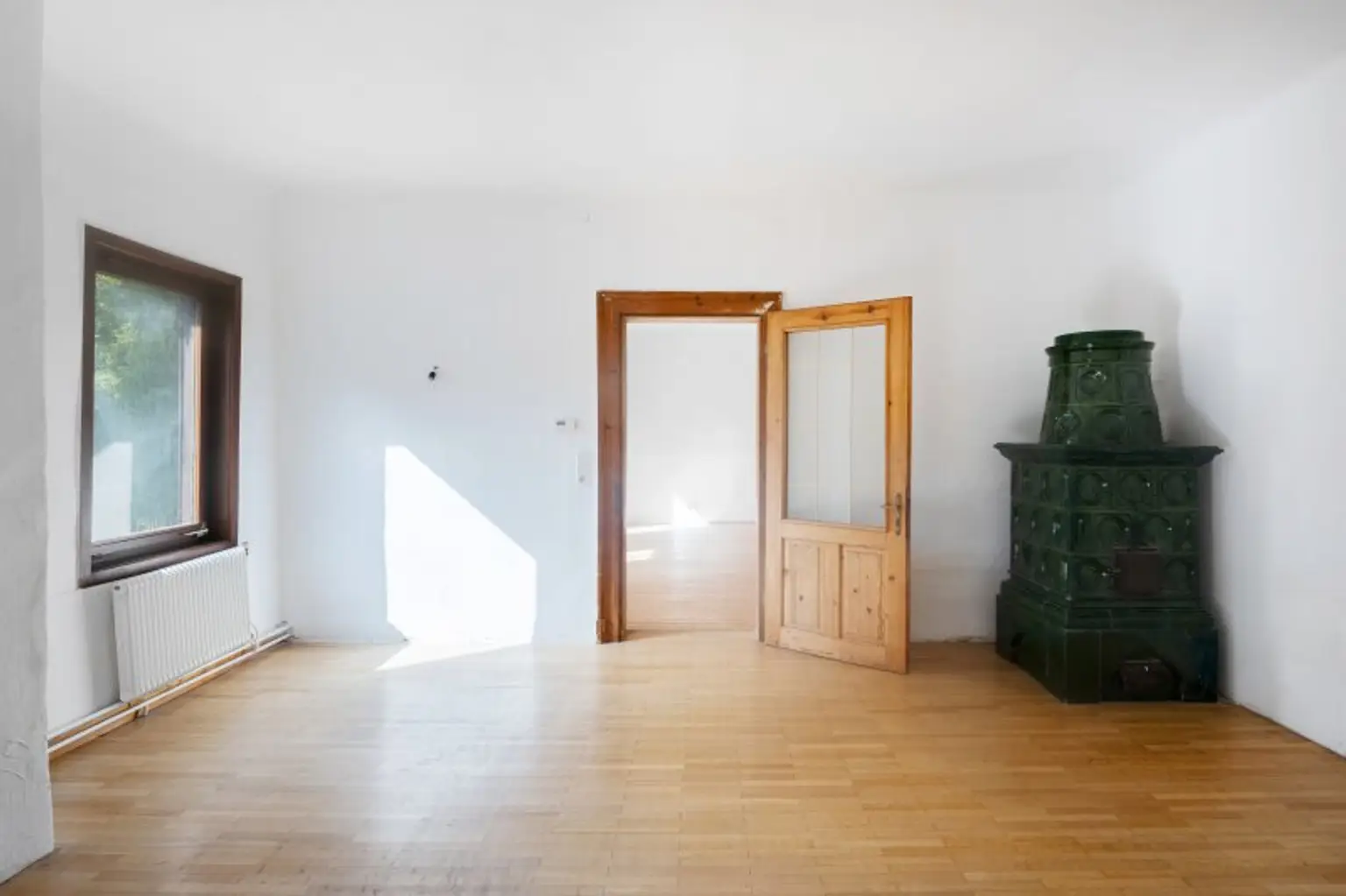 Ehemaliges Forsthaus mit Wirtschaftsgebäuden, allein und ruhig im Wald gelegen.