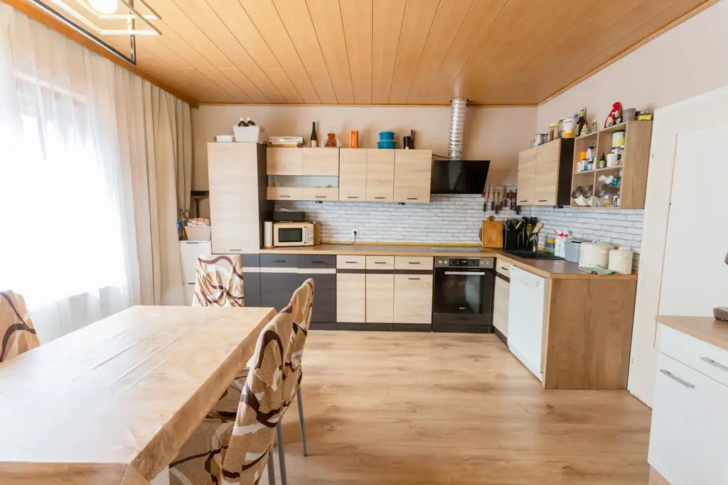 Wohnen in Krems: Gepflegtes Haus mit Garten und Garage
