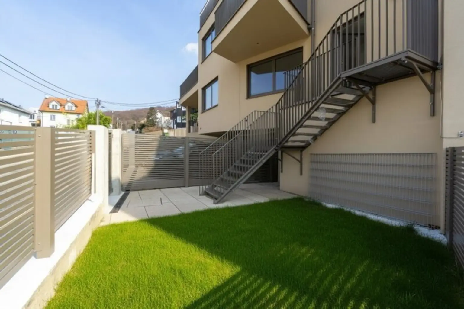 Garten und Stiege zum Wohnraum