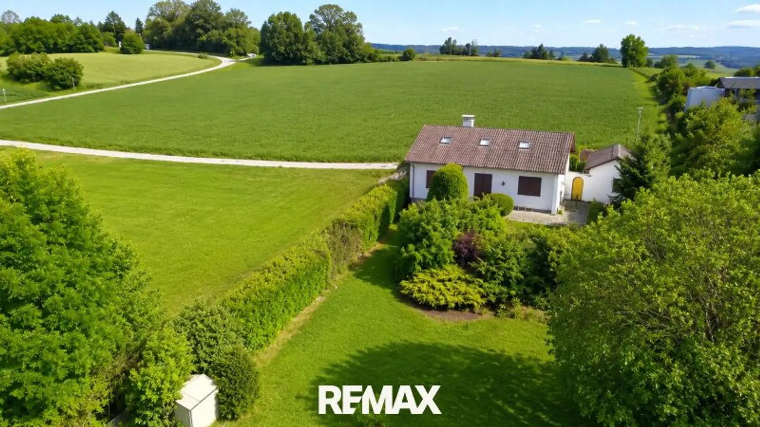 Ansicht Haus mit Grundstück von Gartenseite