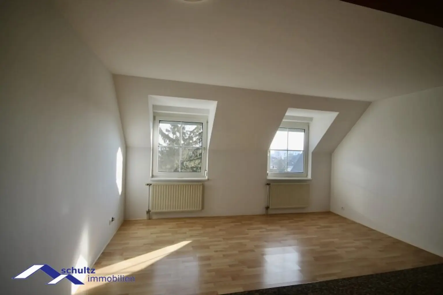 Attraktive 3-Zimmer-Dachgeschosswohnung im Zentrum von Guntramsdorf zu mieten! Überdachter Parkplatz inklusive!