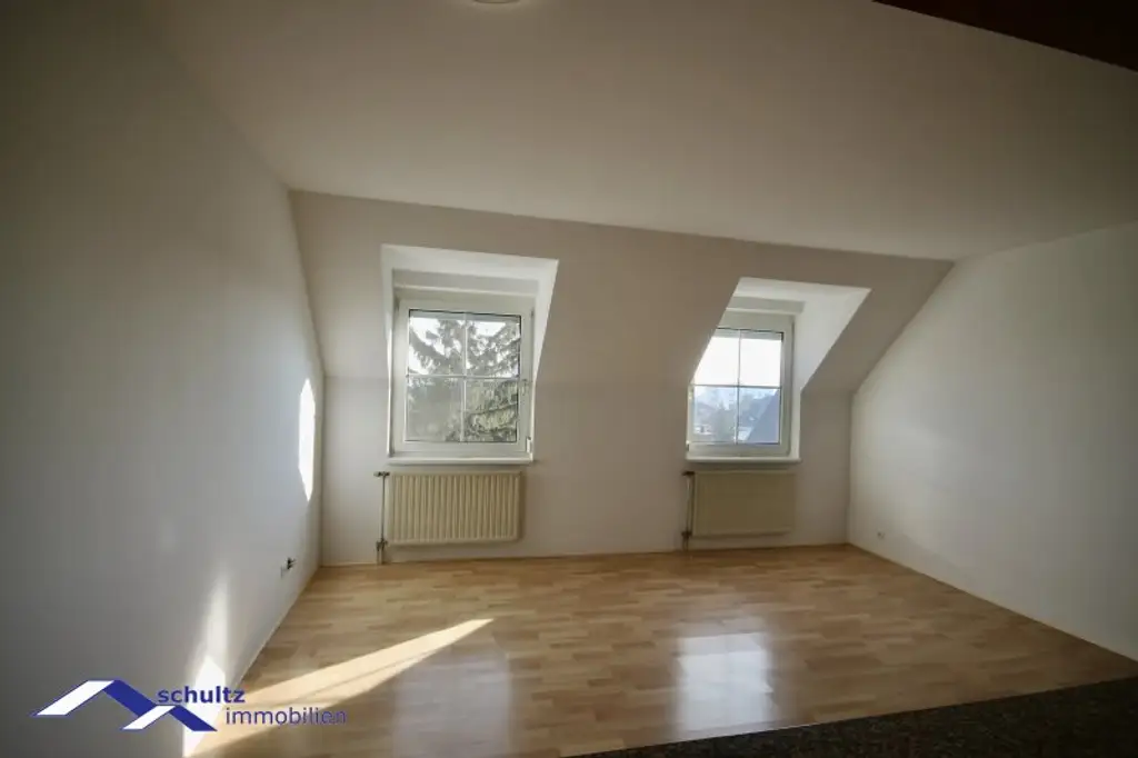 Attraktive 3-Zimmer-Dachgeschosswohnung im Zentrum von Guntramsdorf zu mieten! Überdachter Parkplatz inklusive!