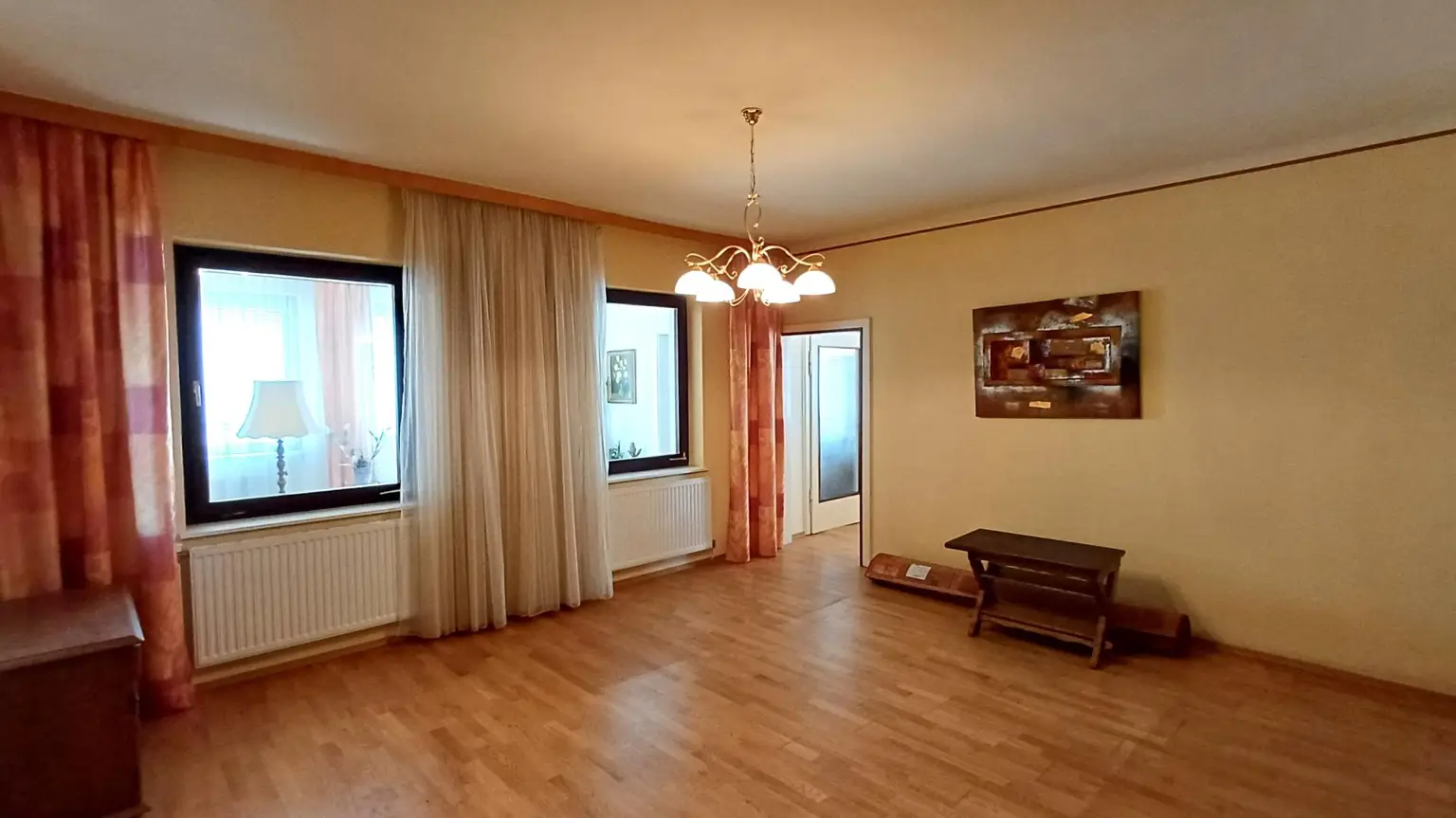 Einfamilienhaus, teilunterkellert mit Nebengebäuden und Garten