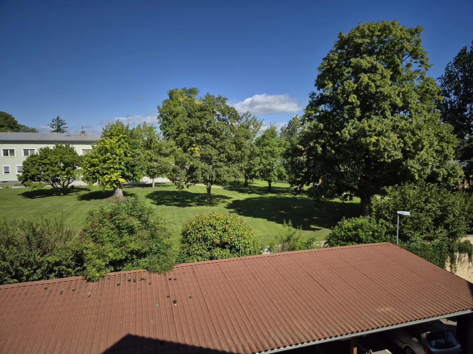 GUT GESCHNITTENE HELLE 2 ZIMMER WOHNUNG MIT LOGGIA UND KFZ-ABSTELLPLATZ
