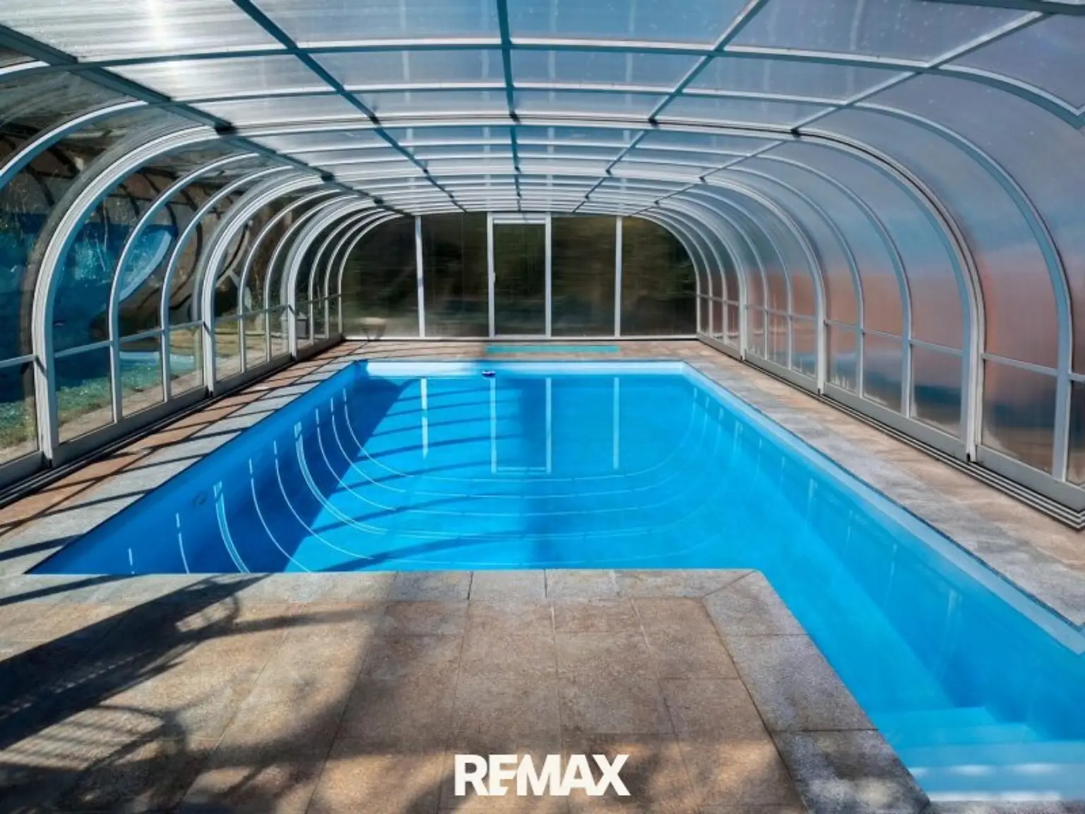 überdachter Pool innen