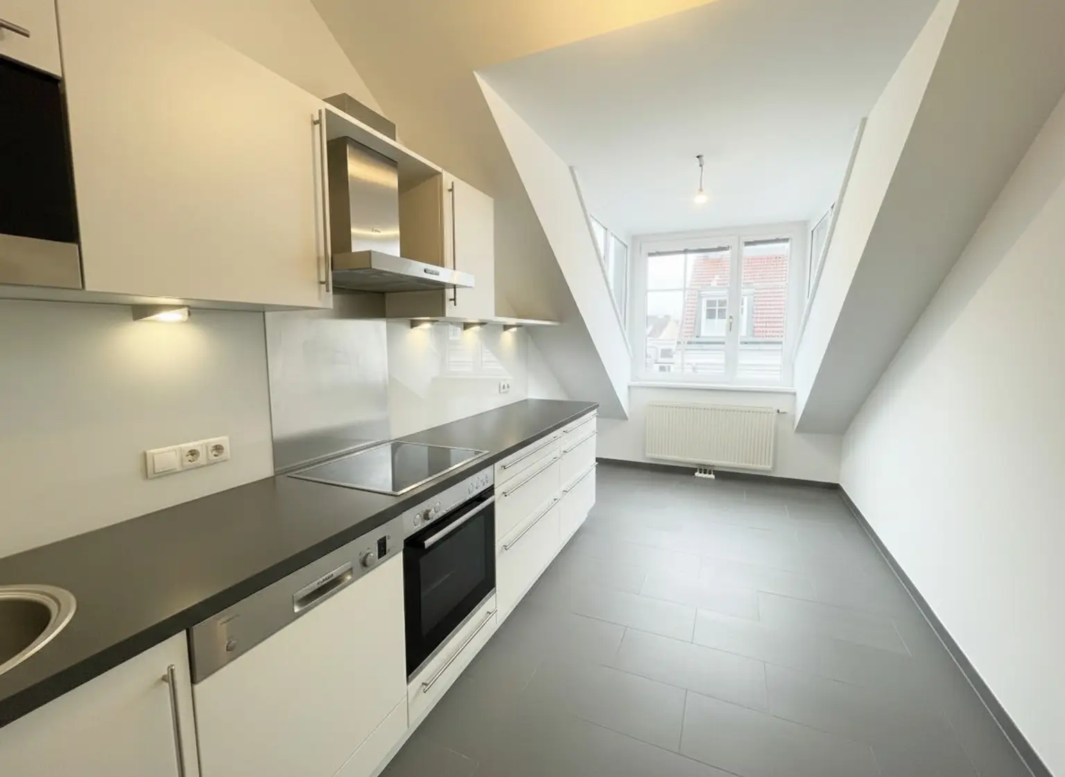 UNBEFRISTET: Klimatisierte 4-Zimmer Wohnung mit Terrasse