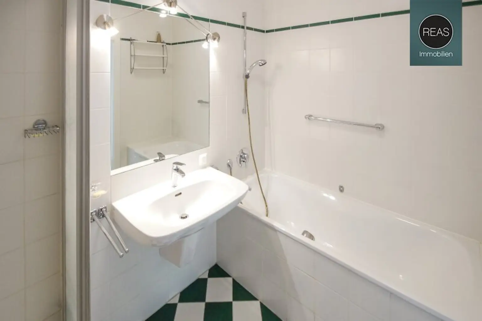 Traumwohnung mit Balkon, Terrasse und Garage in exklusiver Gartenanlage bei der Hohen Warte!
