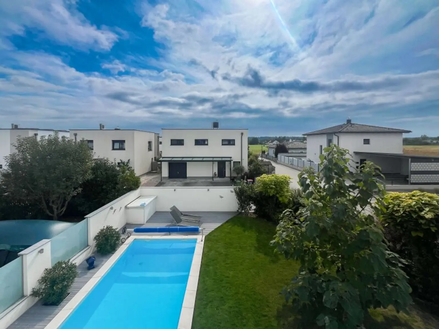 Traumhafte Doppelhaushälfte in Rutzing – Modernes Wohnen mit Pool, Kamin und großzügigem Garten!