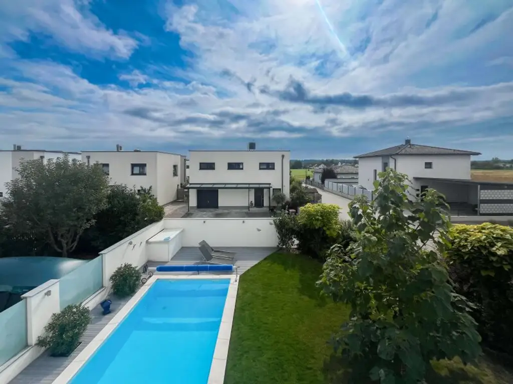 Traumhafte Doppelhaushälfte in Rutzing – Modernes Wohnen mit Pool, Kamin und großzügigem Garten!