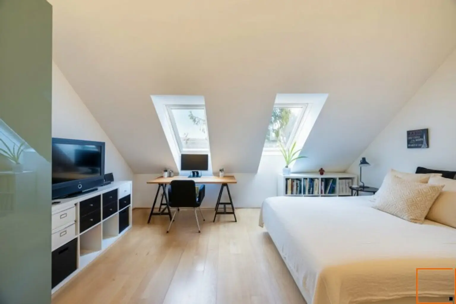 Familiendomizil: Penthouse mit Ateliercharakter, großen Terrassen und Grünblick