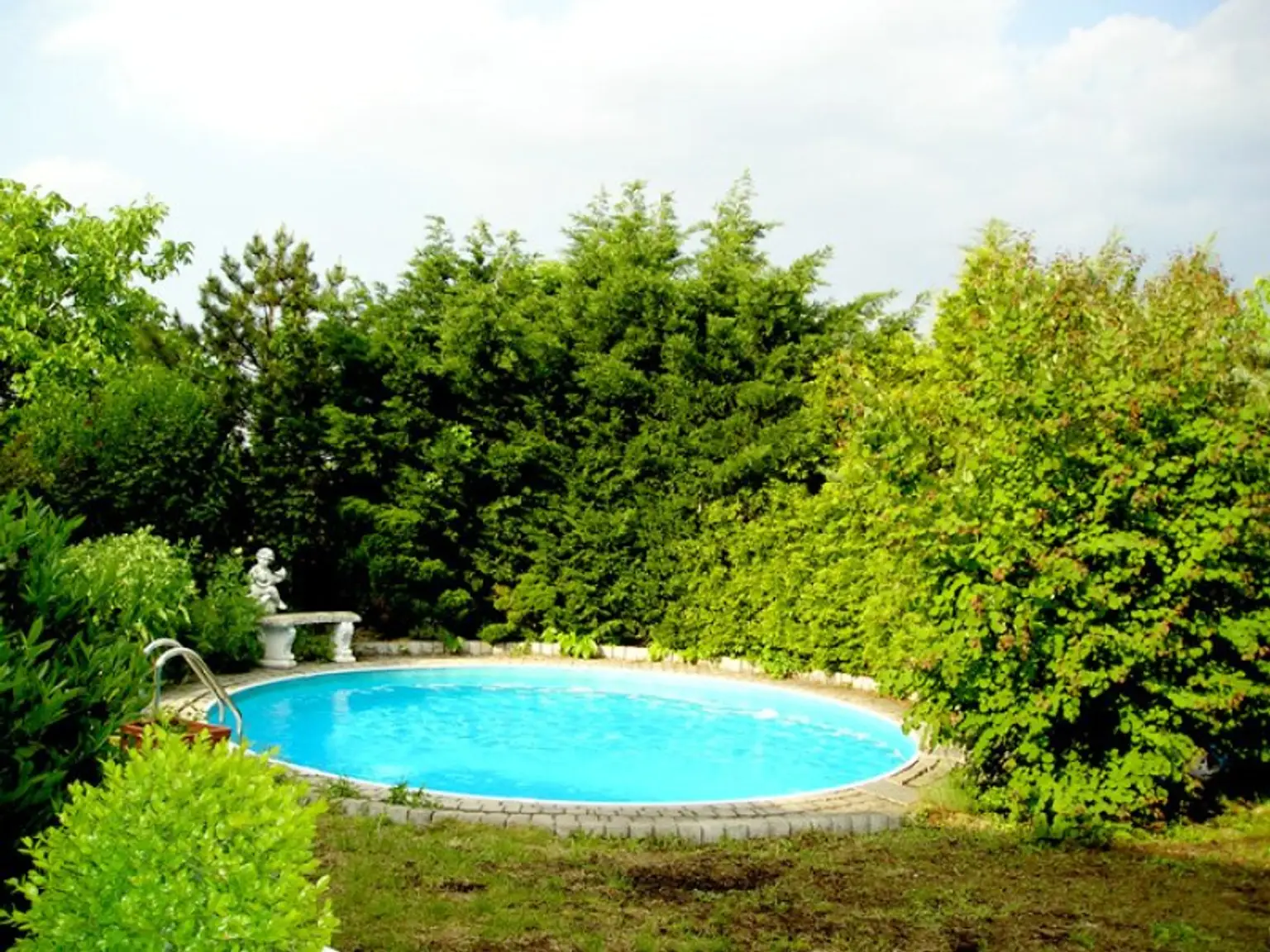 BUNGALOW INMITTEN DER VEGETATION IN RUHELAGE