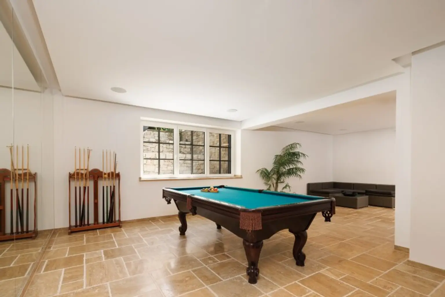 LUXUS VILLA mit Innenpool und Weinkeller im Golfclub Fontana