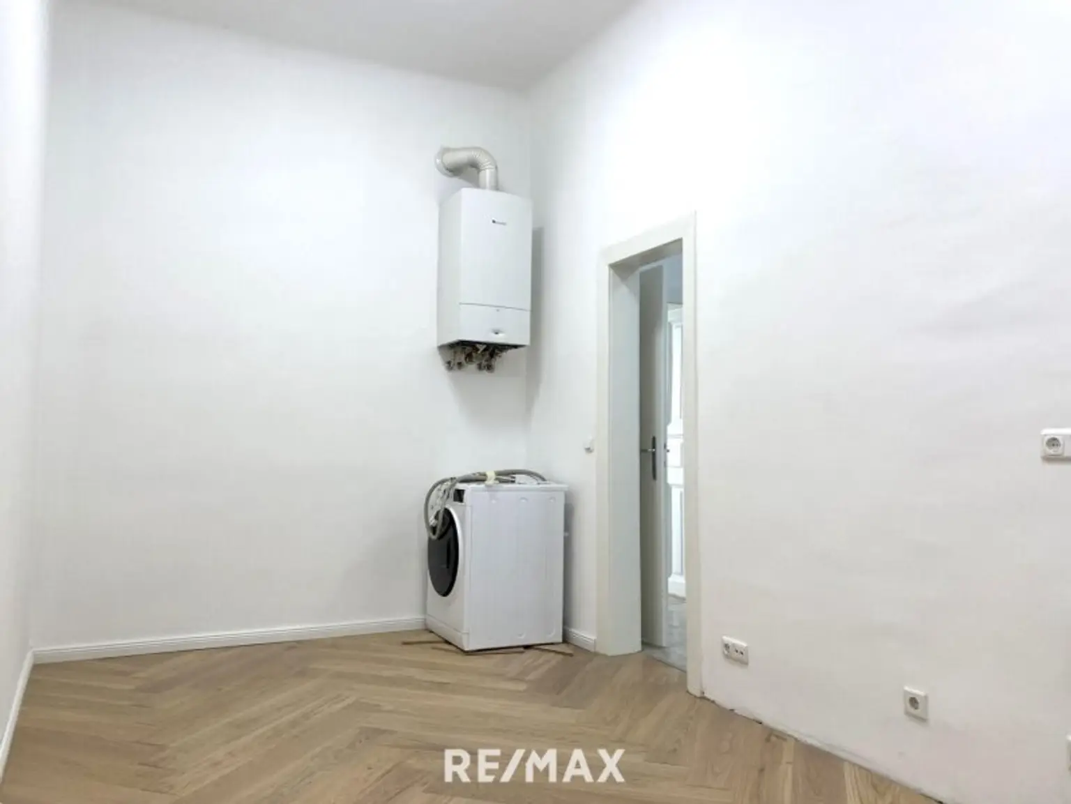 Erstbezug nach Sanierung - Altbau-Flair in AKH/U6-Nähe!