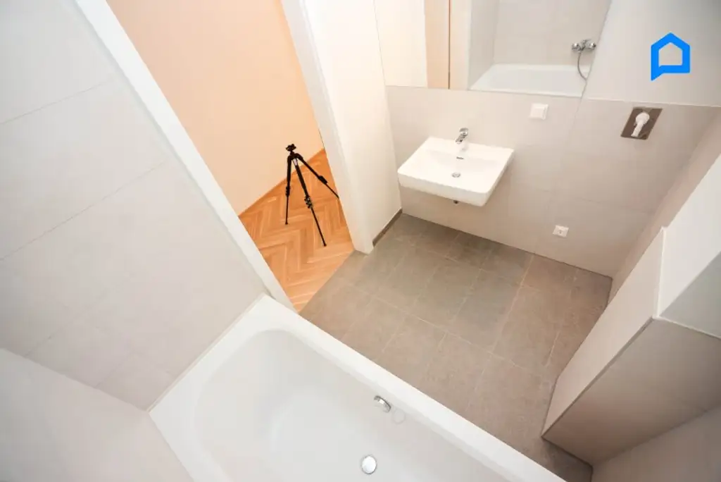 ERSTBEZUG, hell. JETZT einziehen! Kernsanierter Albau mit modernster Ausstattung TOP 9 / 53,54 m² Wohnfläche, 2 Zimmer plus Nebenräume, Kurzzeitvermietung möglich !