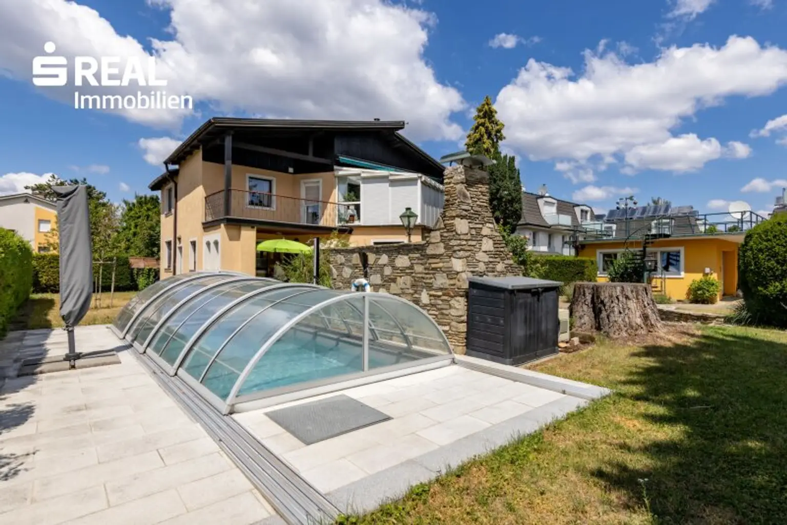 Hausansicht mit Swimmingpool