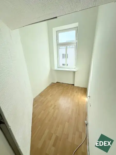 Sanierungsbedürftige 3-Zimmer Altbau-Wohnung mit Potenzial direkt bei der U-Bahn