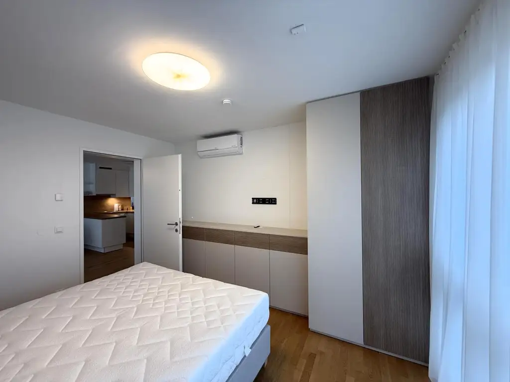 Exklusiv und komplett möblierte 3-Zimmer-Terrassenwohnung für gehob. Ansprüche // Excl. and fully furnished 3-room terr. apt for discerning tastes //